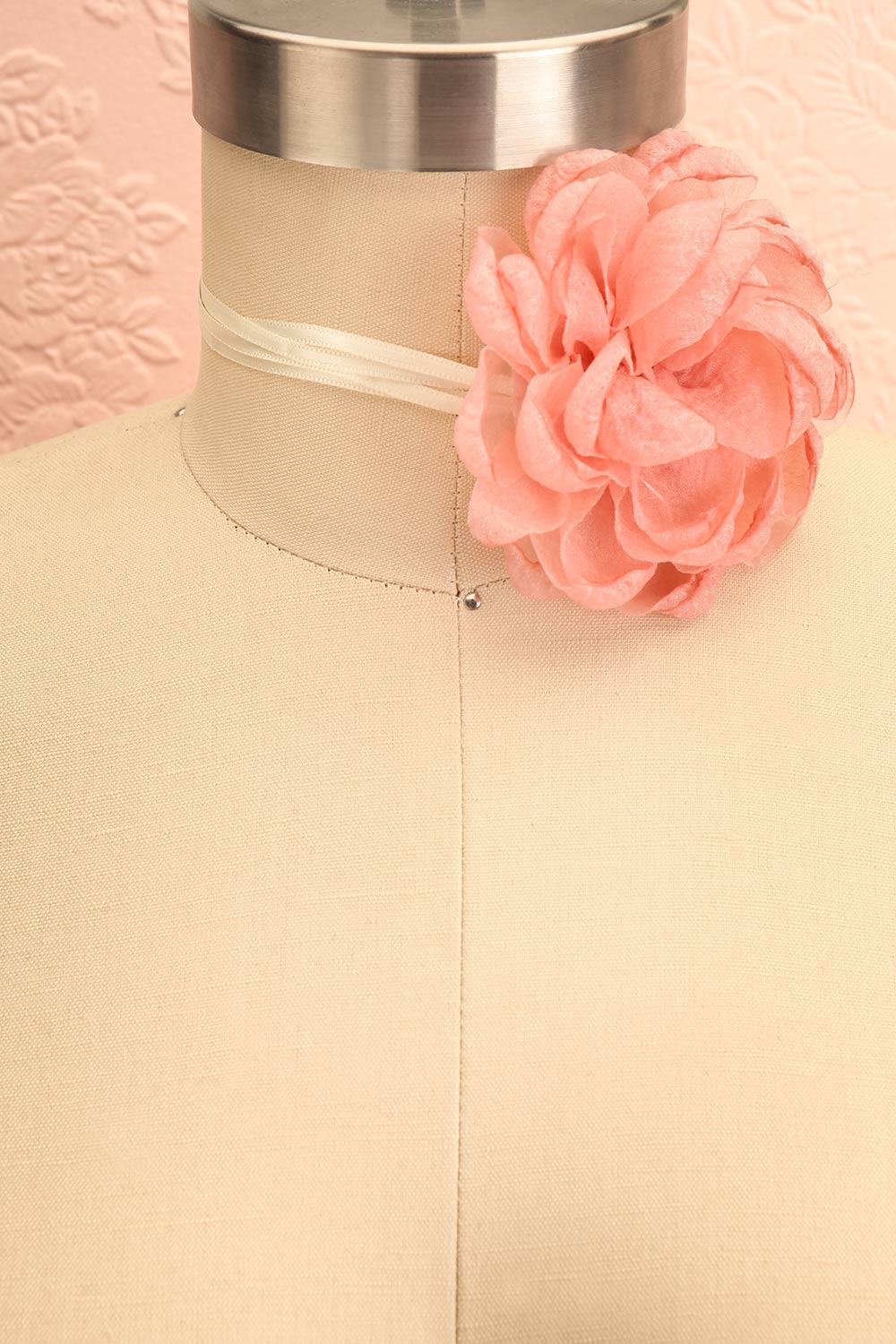 Tres chic Pink Rose Chocker