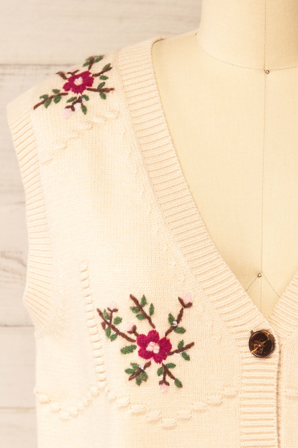 Gjilan | Beige Knit Vest with Floral Embroidery