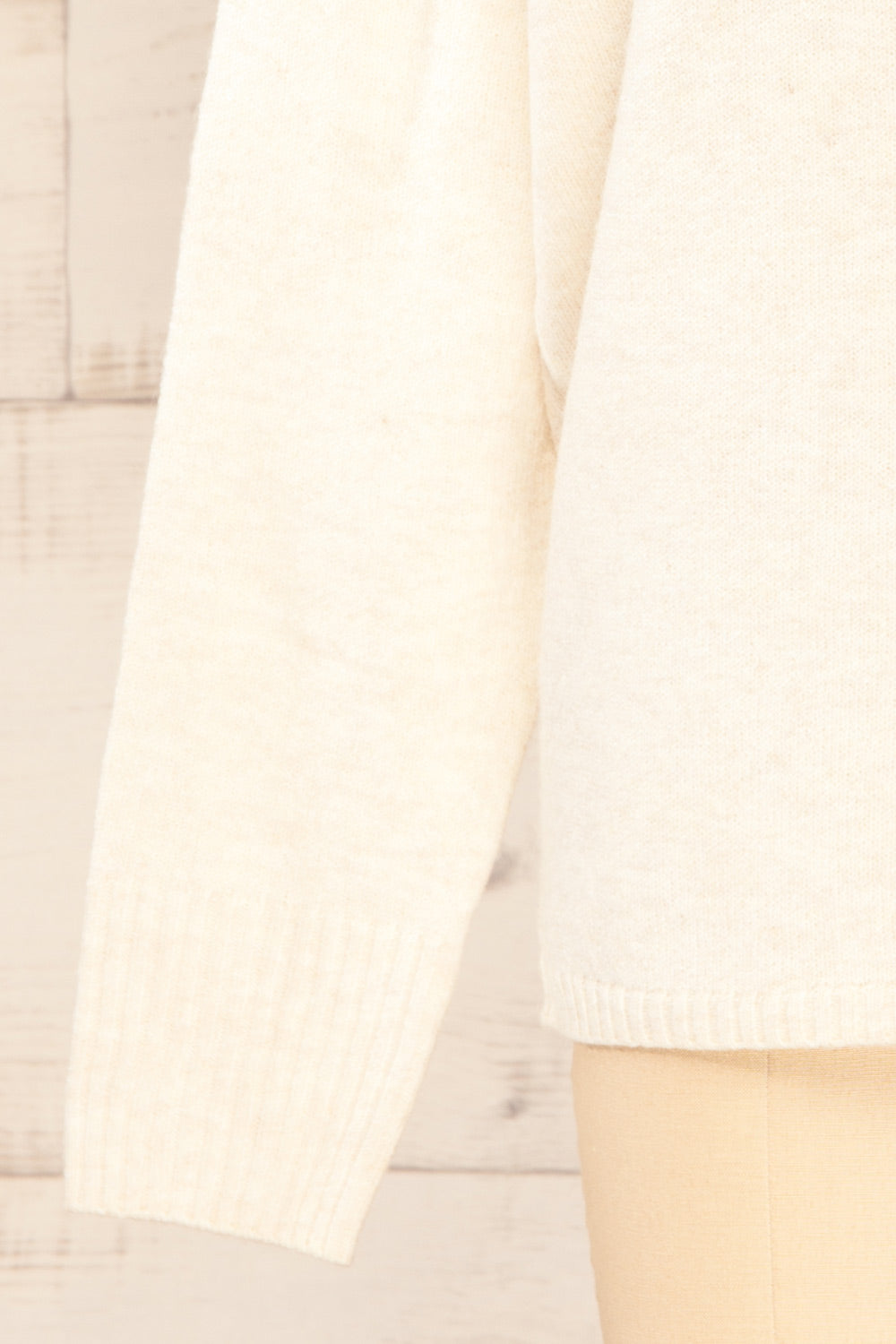 Havre Ivory Soft Knit V-Neck Sweater | La petite garçonne sleeve