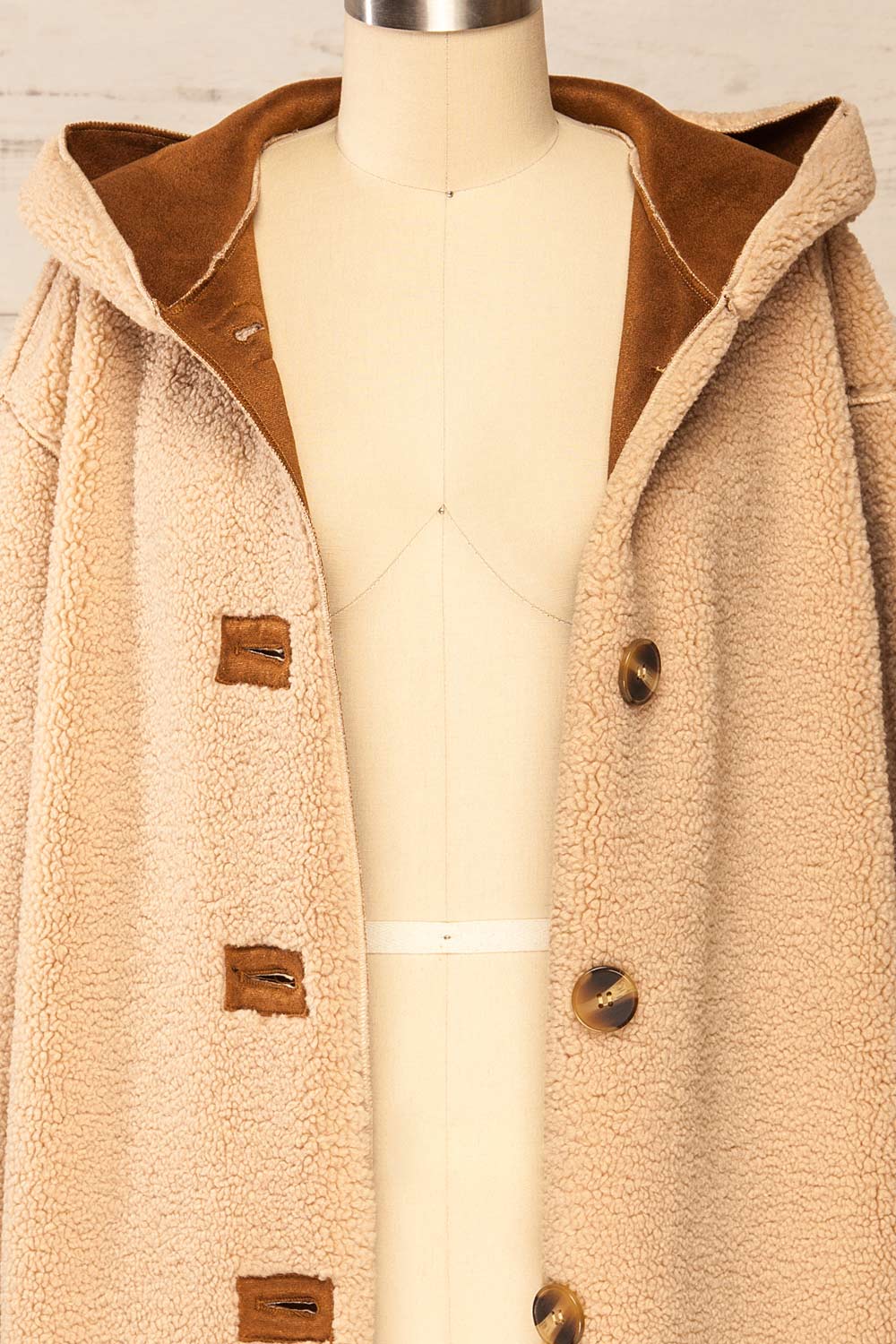 Istanbul Beige Sherpa Coat w/ Faux-Suede Lining | La petite garçonne open close-up