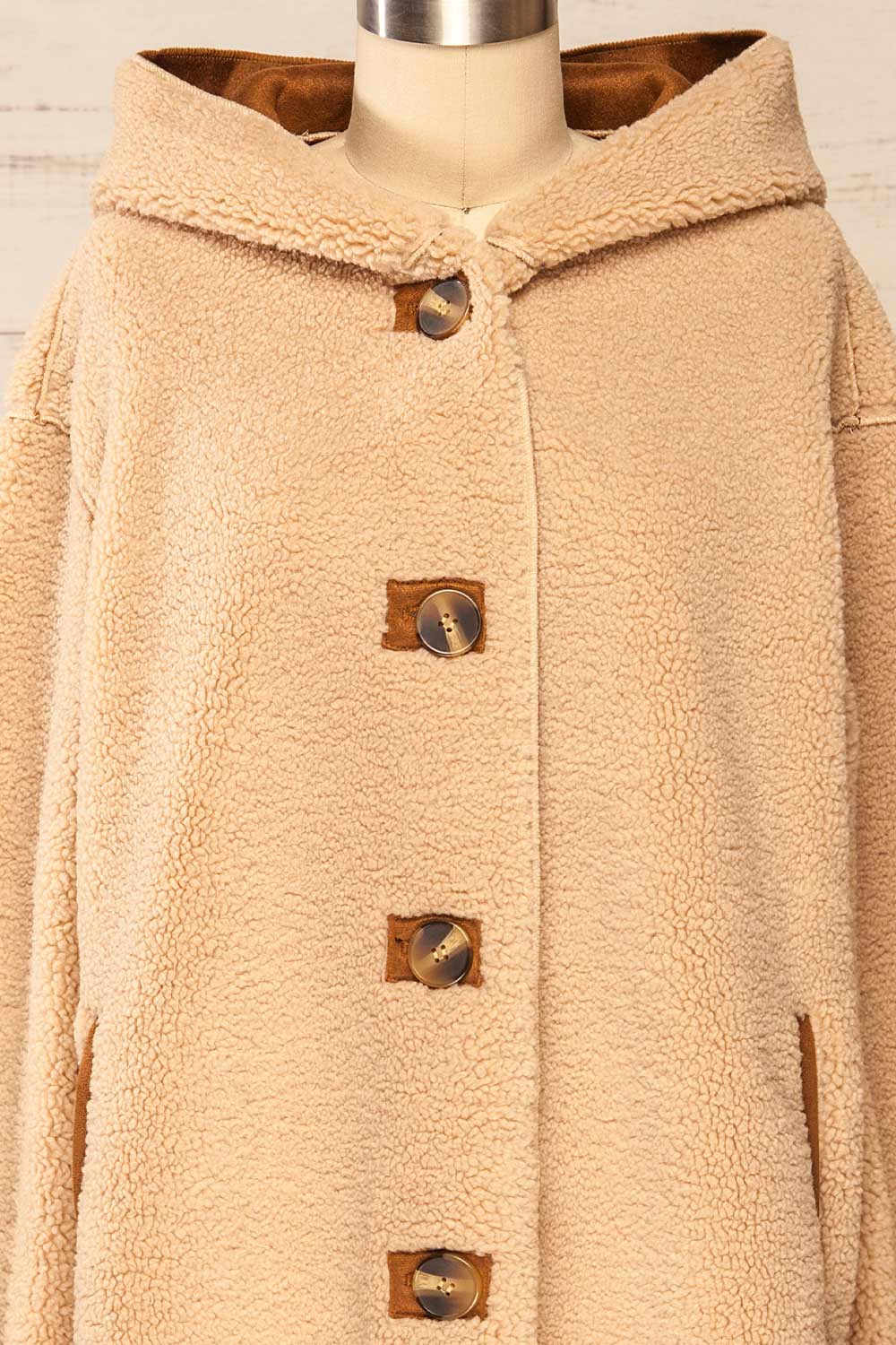 Istanbul Beige Sherpa Coat w/ Faux-Suede Lining | La petite garçonne front close-up