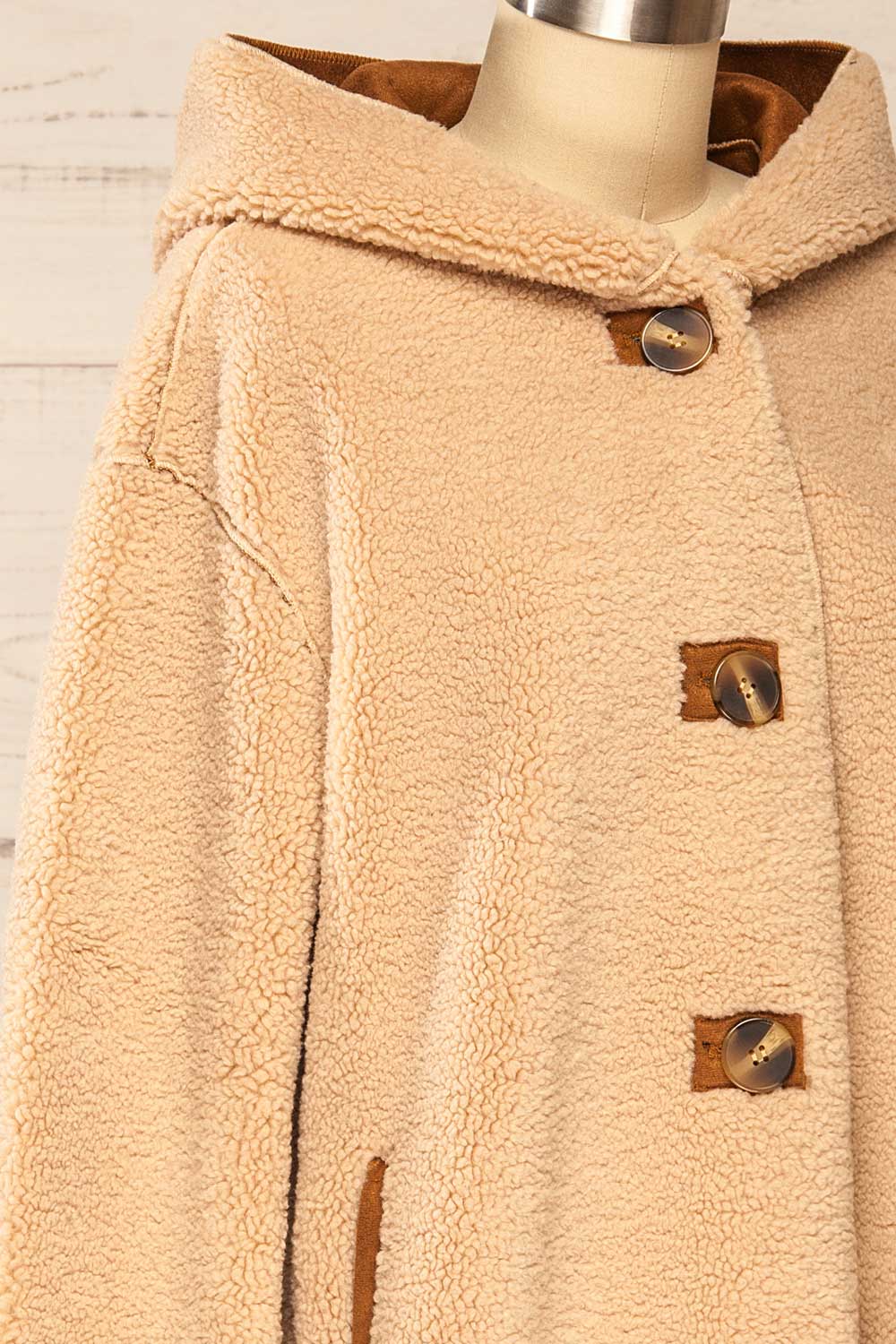 Istanbul Beige Sherpa Coat w/ Faux-Suede Lining | La petite garçonne side close-up