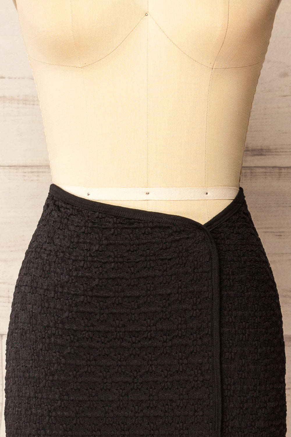 Izumi Fitted Midi Black Skirt | La petite garçonne front