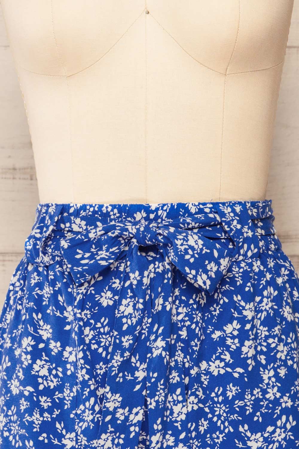 Joey Floral Blue High-Waisted Shorts w/ Belt | La petite garçonne front close-up