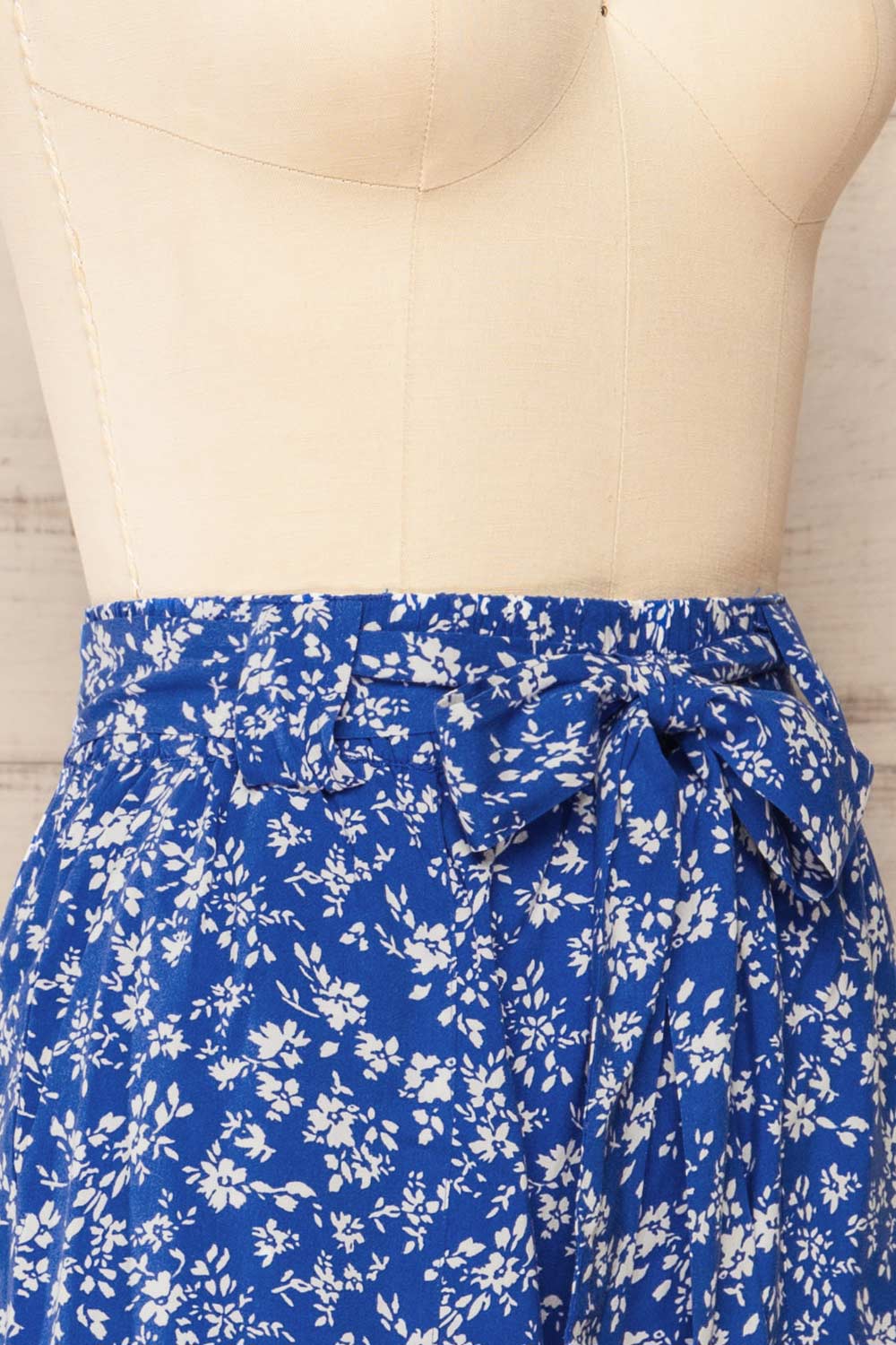 Joey Floral Blue High-Waisted Shorts w/ Belt | La petite garçonne side