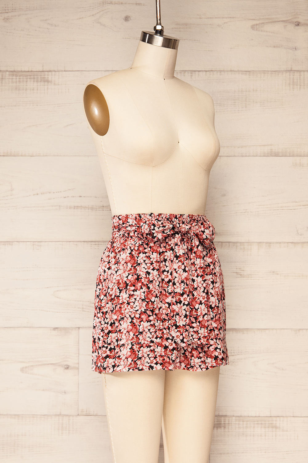 Joey Floral Red High-Waisted Shorts w/ Belt | La petite garçonne side view