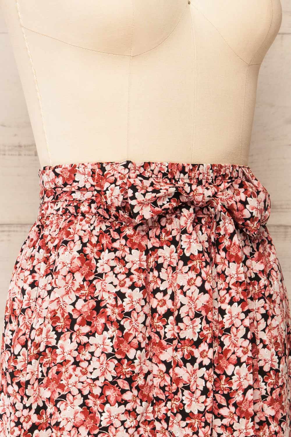 Joey Floral Red High-Waisted Shorts w/ Belt | La petite garçonne side