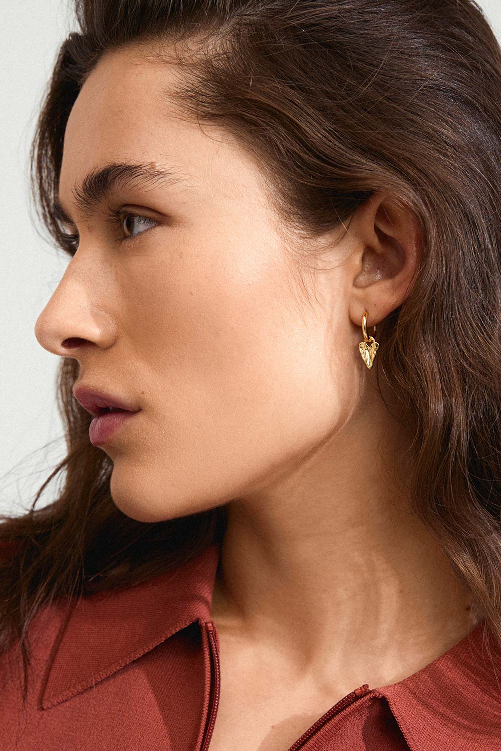 Jula Gold Organic Heart Pendant Earrings | La petite garçonne model
