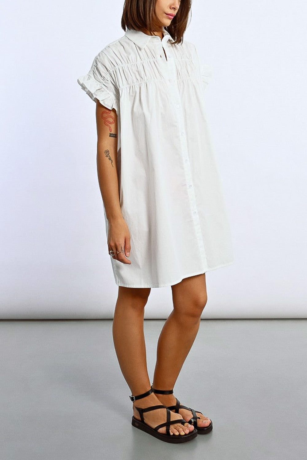 Kanso White Short Shirt Dress w/ Ruched Details | La petite garçonne side model