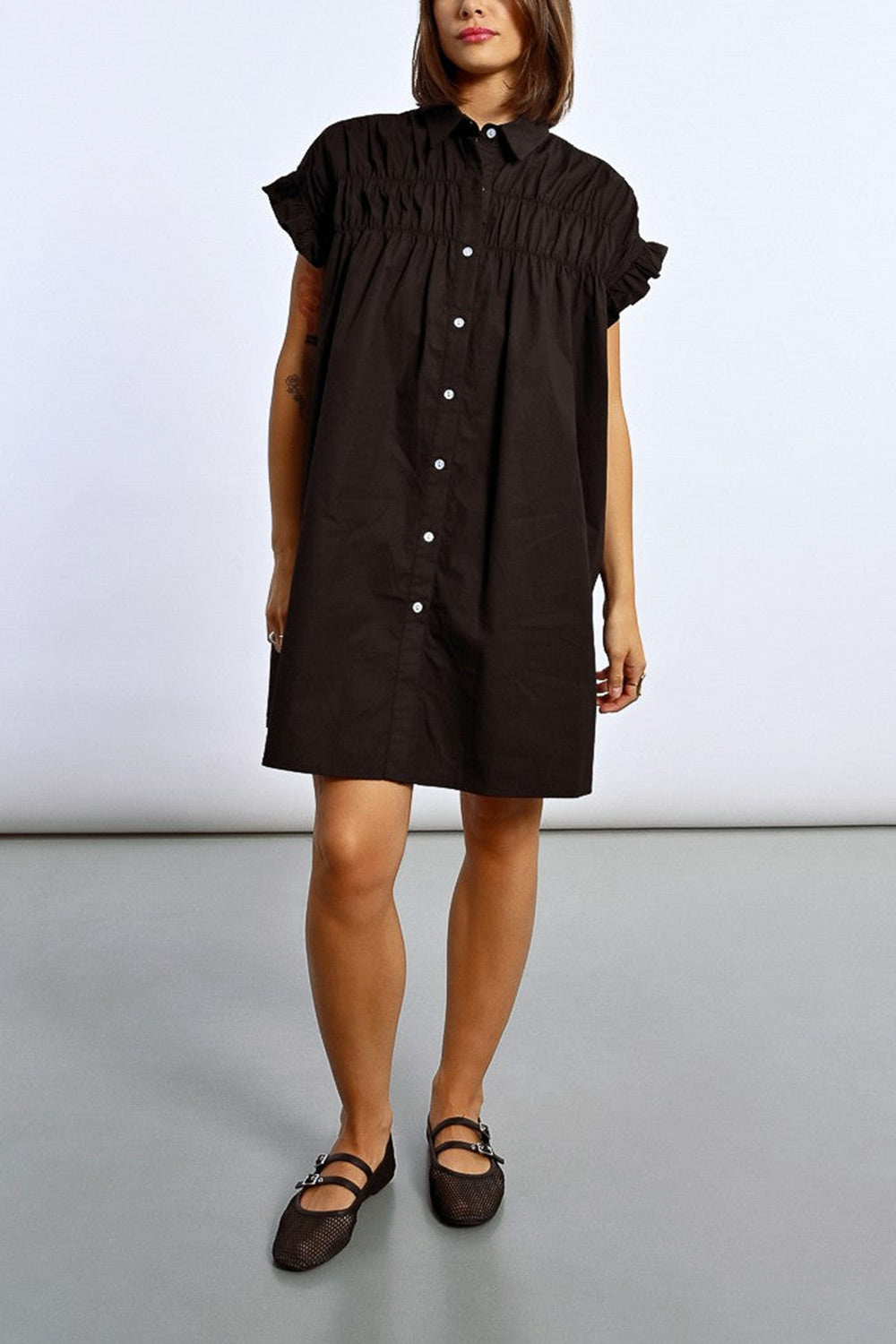 Kanso Black Short Shirt Dress w/ Ruched Details | La petite garçonne model
