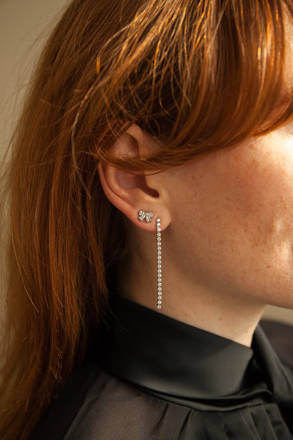 Khemiset Silver Rhinestone Chain Pendant Earrings | La petite garçonne model