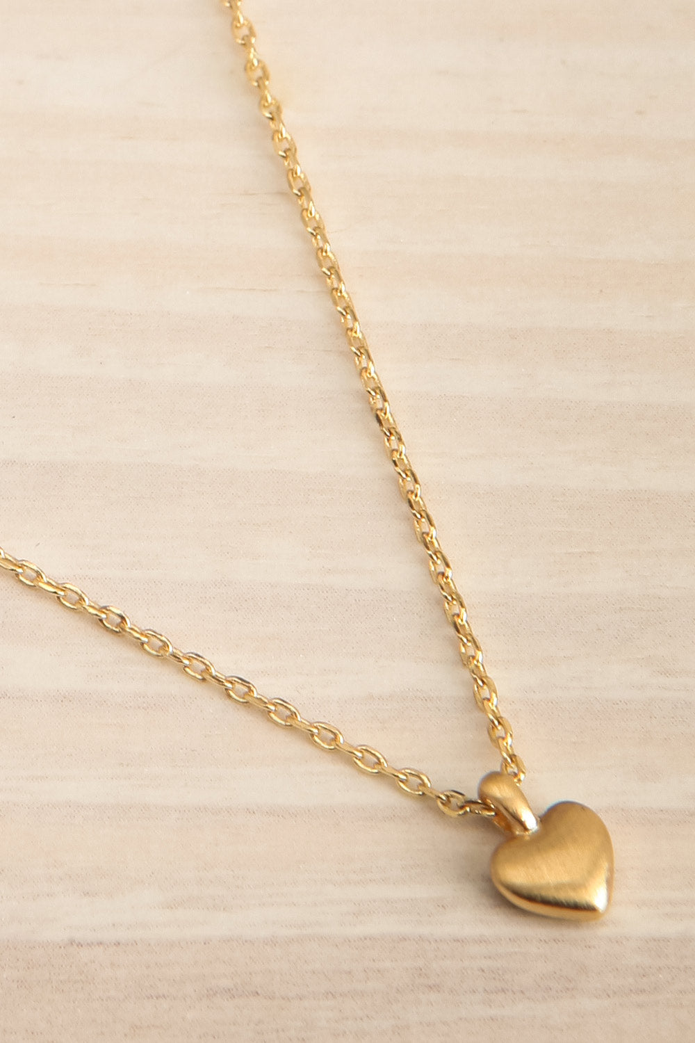 Kilgora Gold Heart Pendant Necklace | La petite garçonne flat close-up