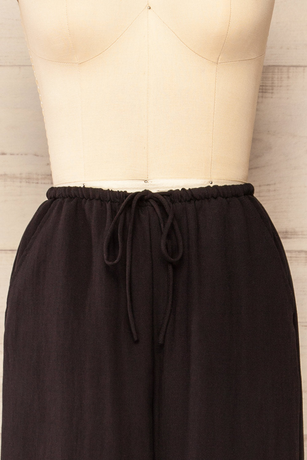 Koya Black Lined High-Waisted Pants | La petite garçonne front