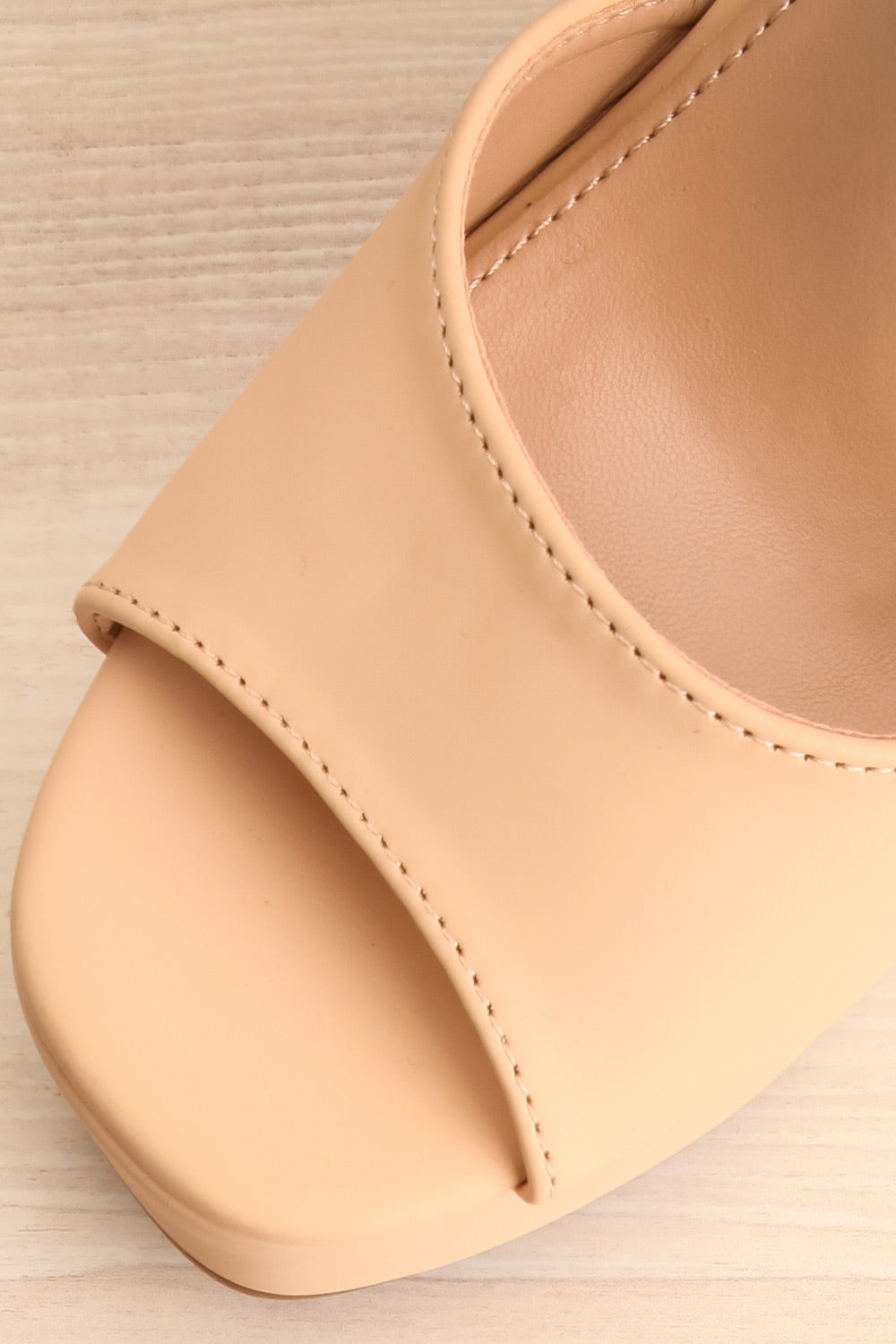 Kristy Beige Chunky Heeled Platform Sandals | La petite garçonne flat close-up