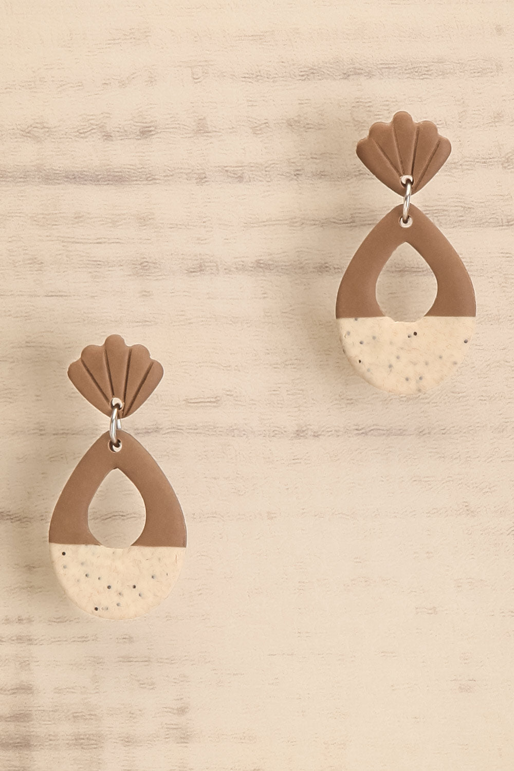 Lampo Brown Pendant Earrings w/ Shells | La petite garçonne close-up