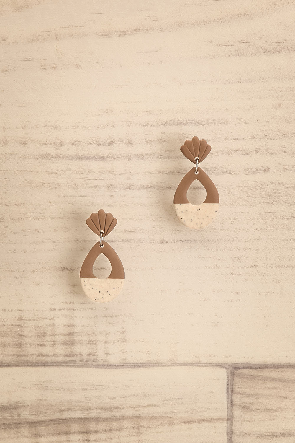 Lampo Brown Pendant Earrings w/ Shells | La petite garçonne