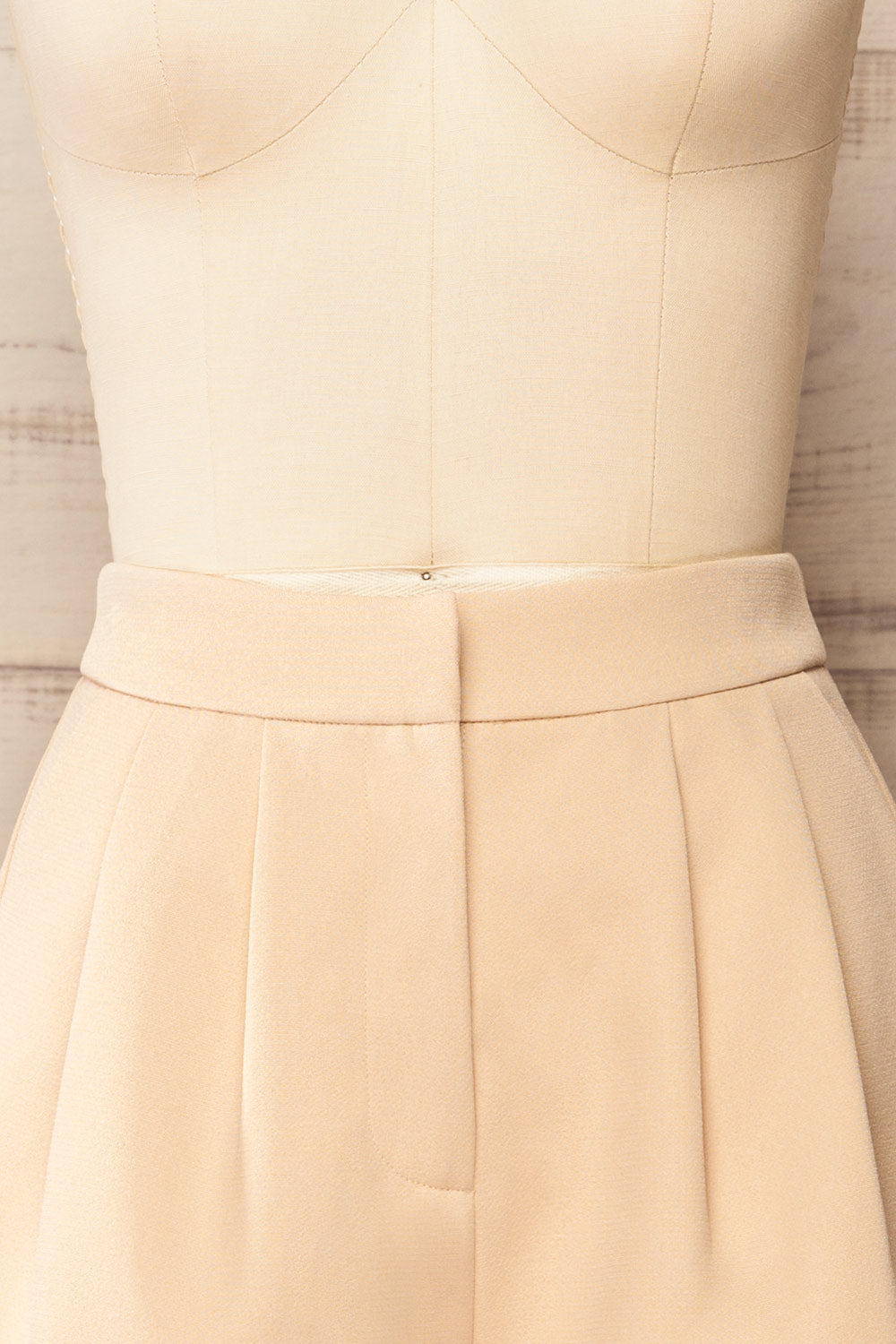 Lonsdale Beige High-Waisted Shorts w/ Pockets | La petite garçonne front