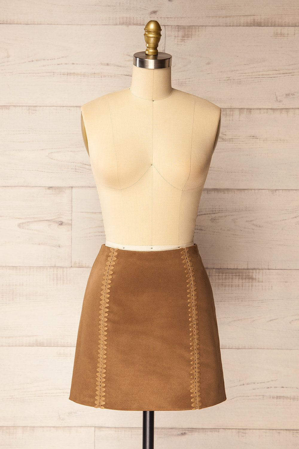 Loxton Short Brown Faux Suede Skirt | La petite garçonne front view