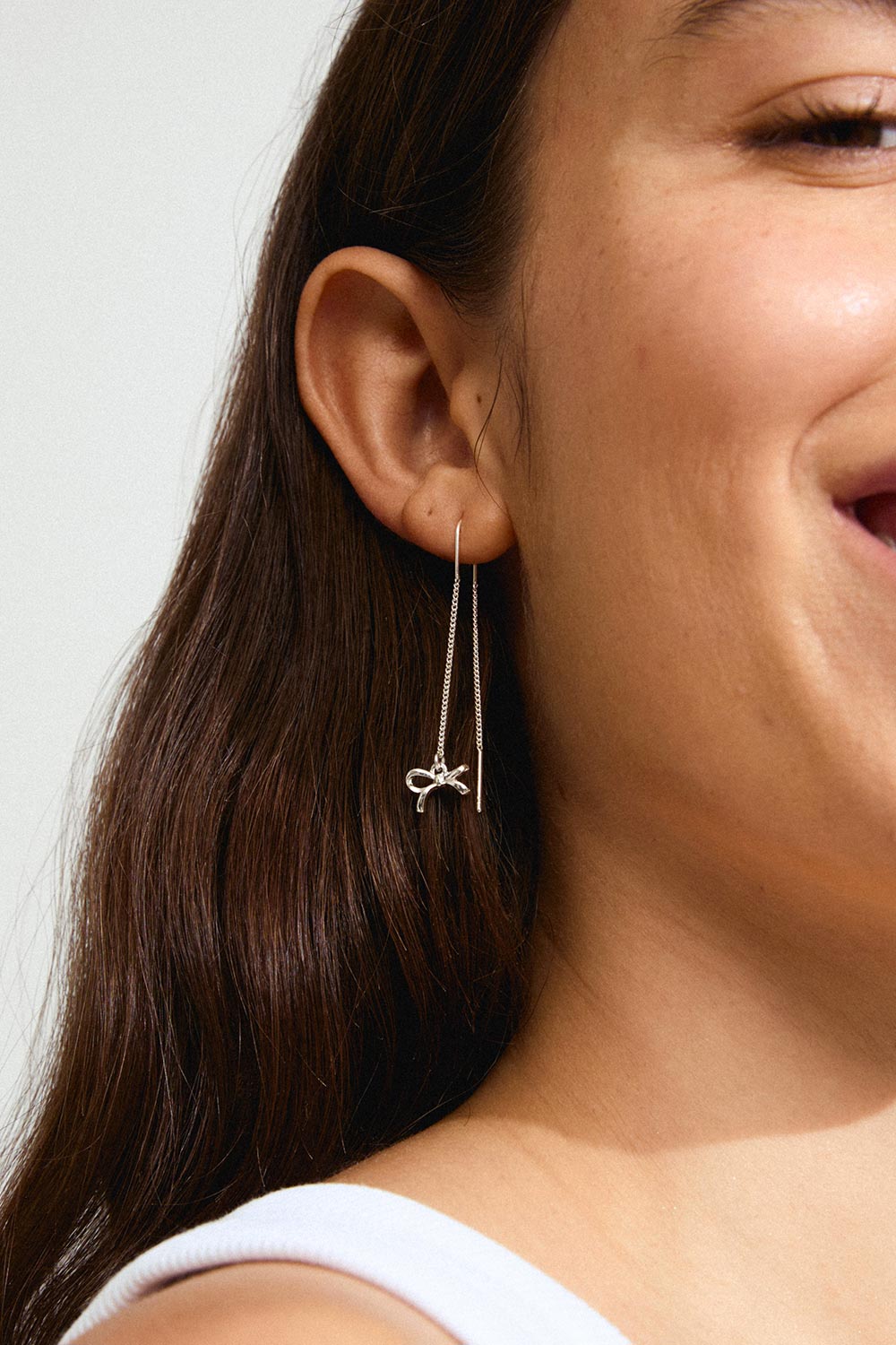 Lysandra Silver Thread Through Earrings w/ Bow | La petite garçonne model close-up