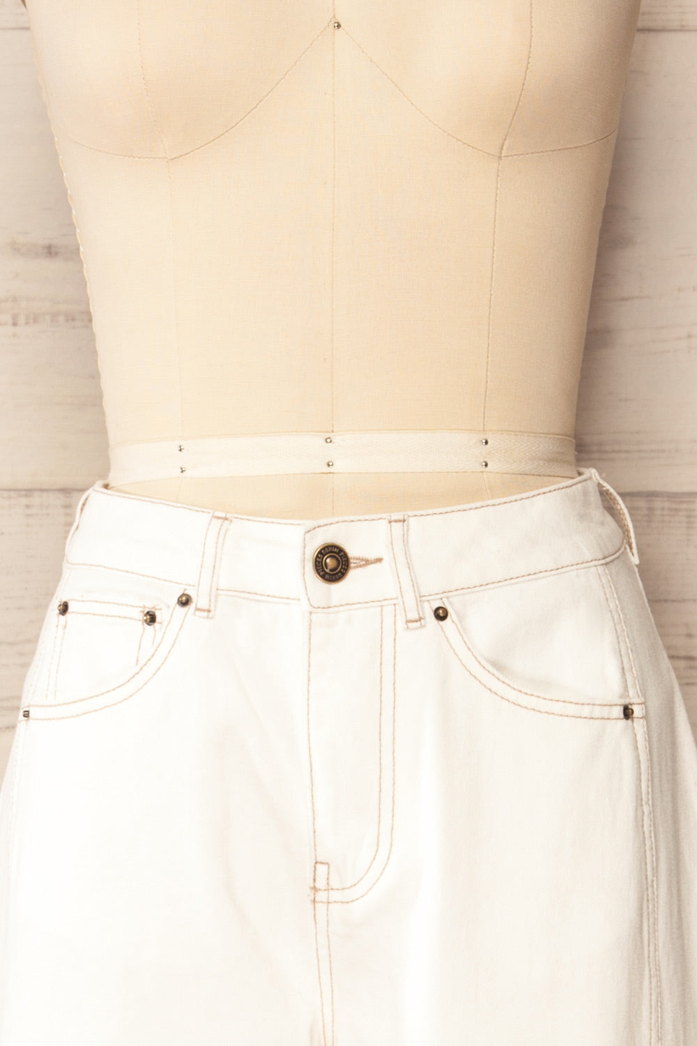 Mabutsane High-Waisted White Jeans | La petite garçonne front