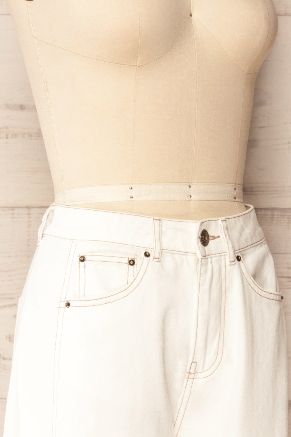 Mabutsane High-Waisted White Jeans | La petite garçonne side