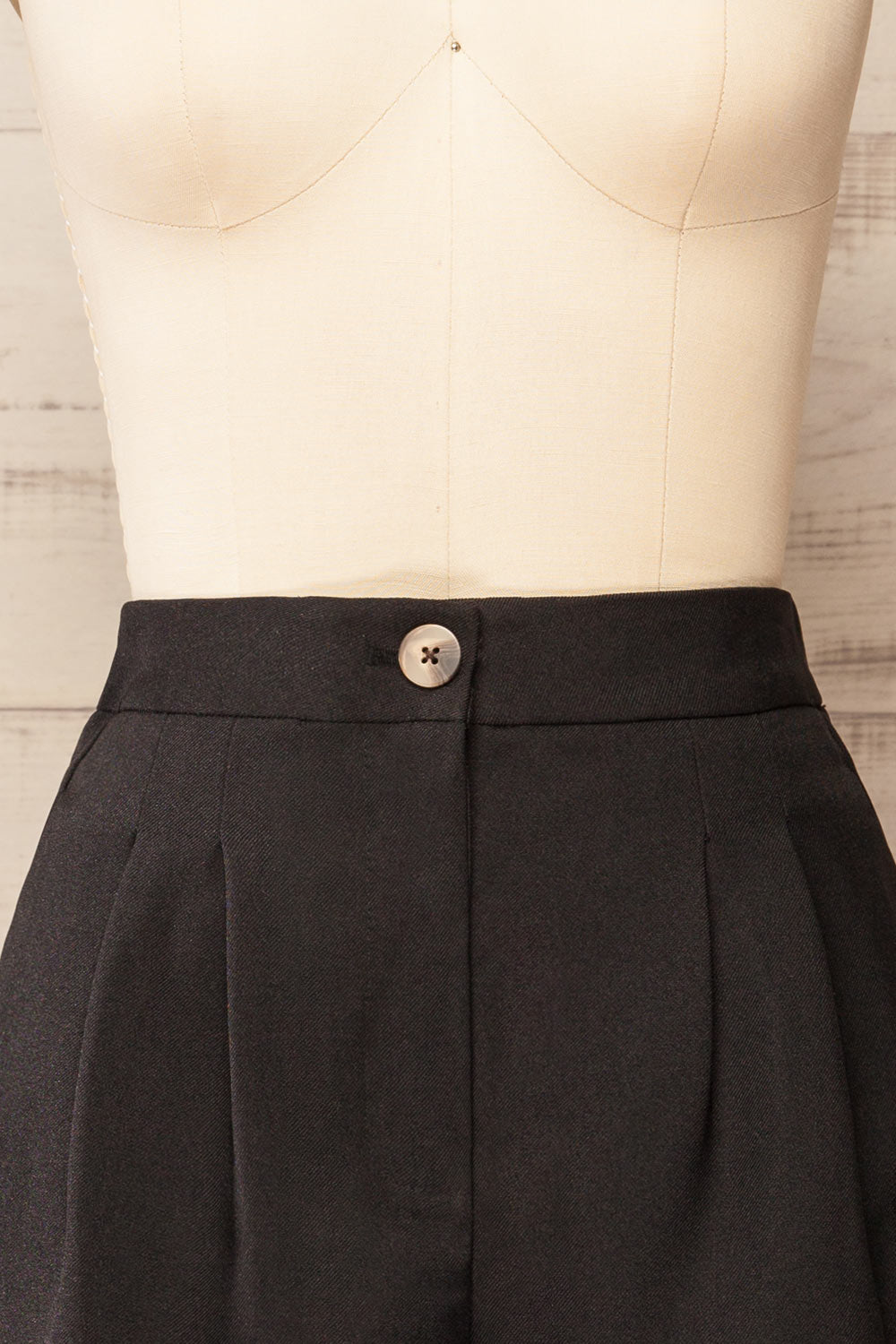 Maddox Black Shorts with Pleats | La petite garçonne front