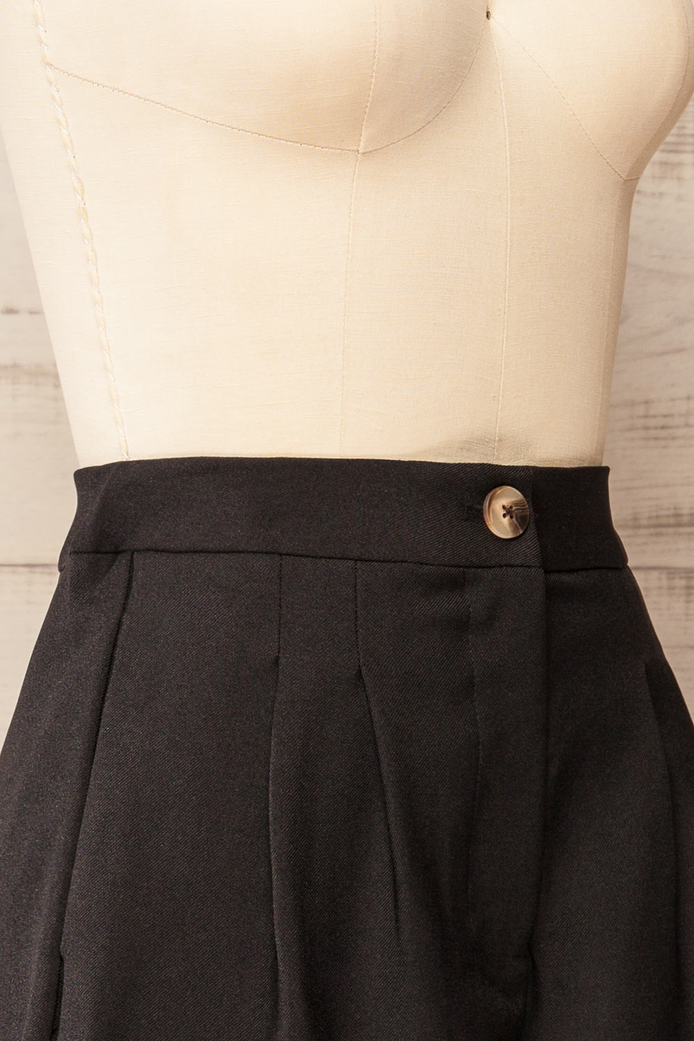 Maddox Black Shorts with Pleats | La petite garçonne side