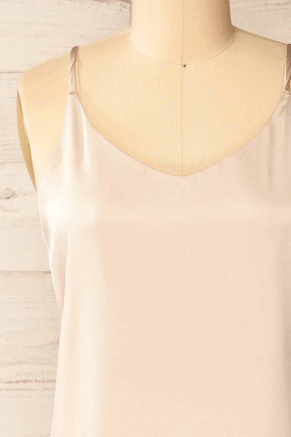 Manaus Champagne Camisole en Satin | La petite garçonne front close-up