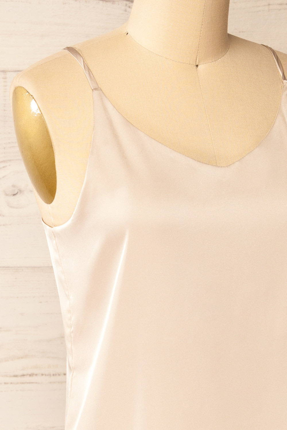 Manaus Champagne Camisole en Satin | La petite garçonne side close-up