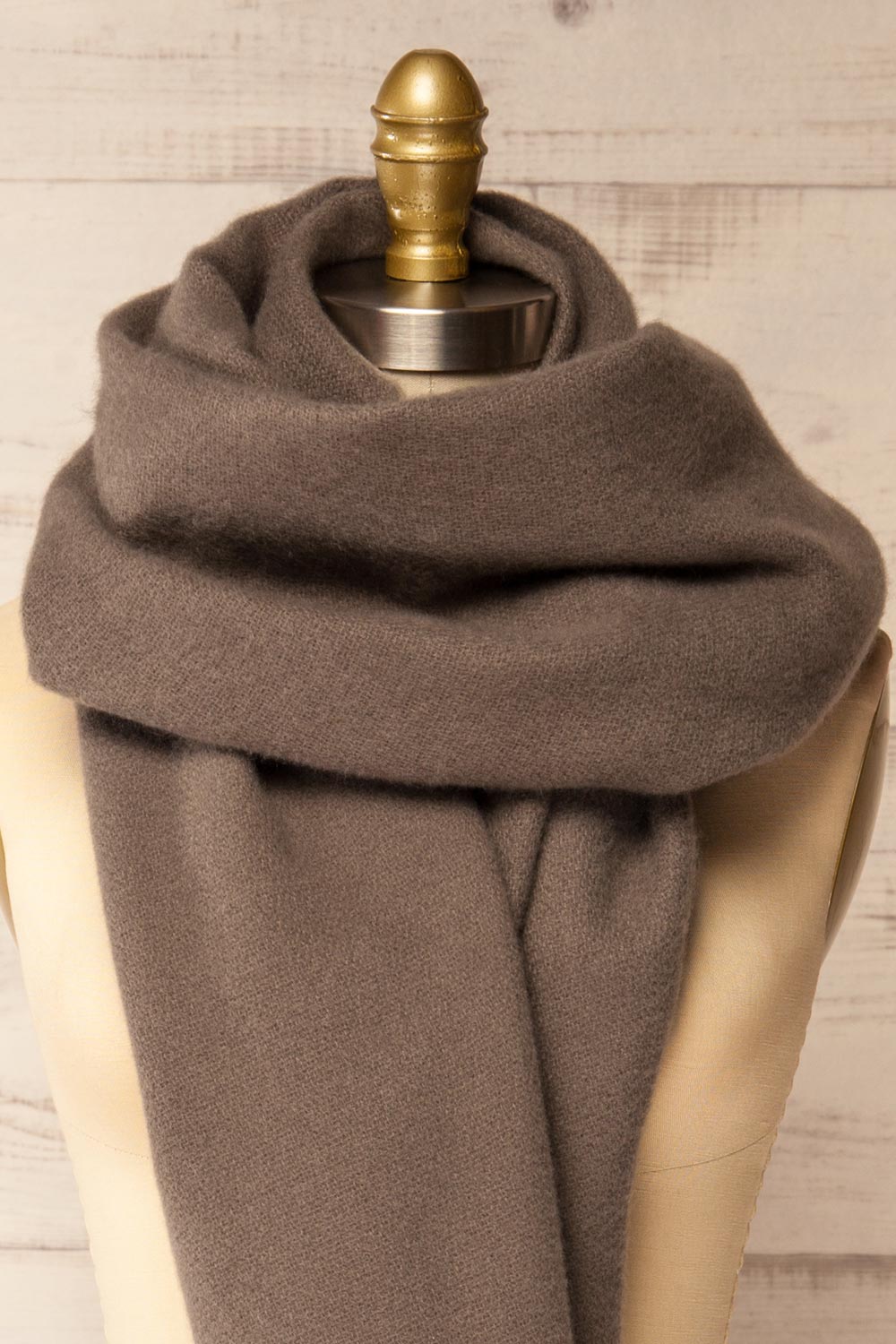 Minet Taupe Fuzzy Knit Scarf | La petite garçonne middle