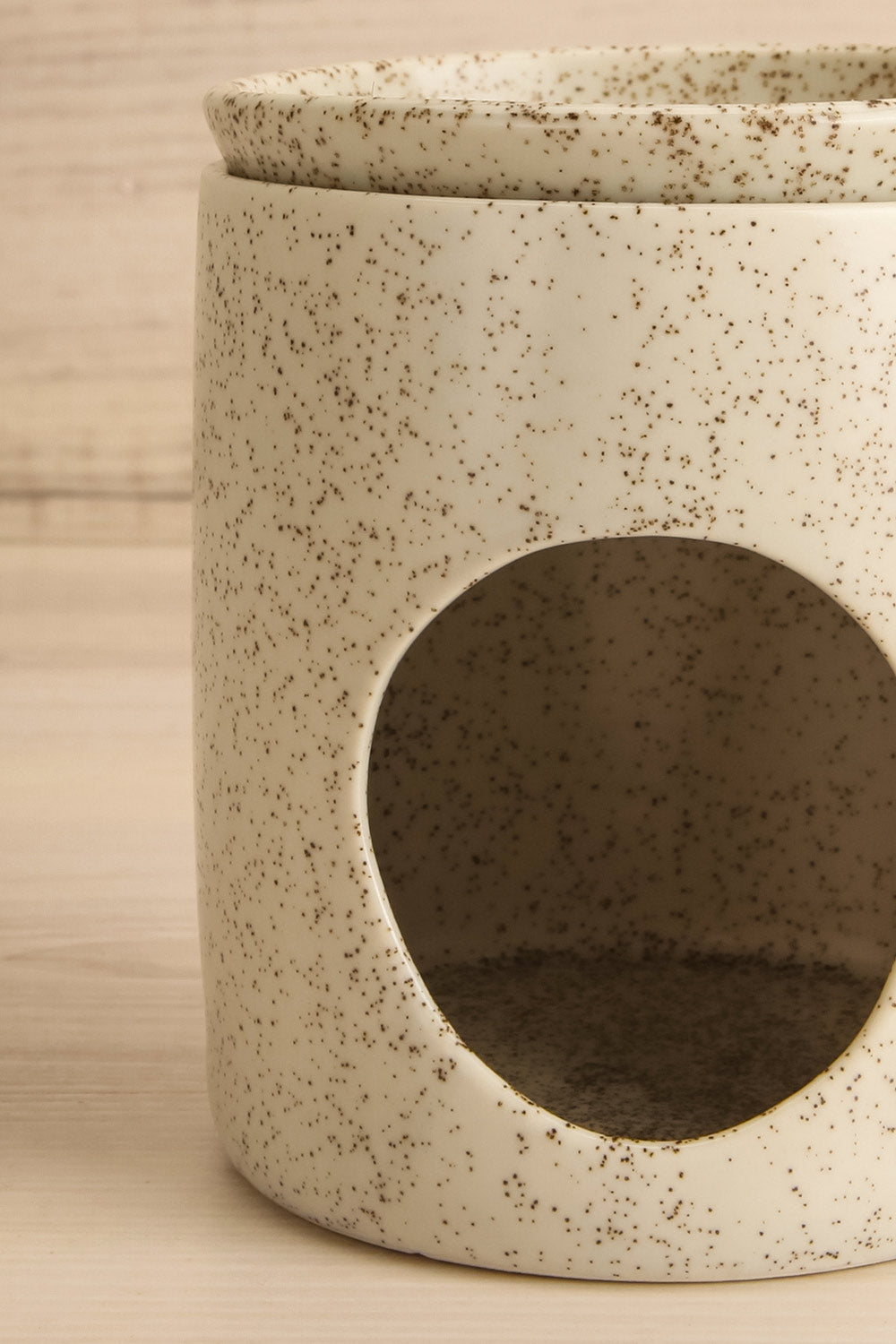 Mugling Aroma Ceramic Diffuser with Tealight | Maison garçonne close-up