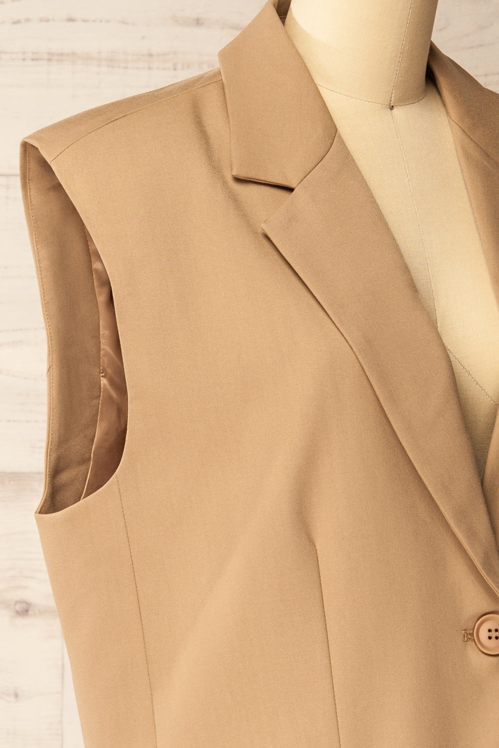 Myret Long Sleeveless Beige Blazer | La petite garçonne side