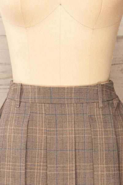 Narva Short Pleated Plaid Skirt | La petite garçonne front close-up