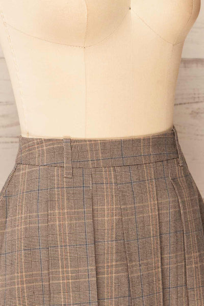Narva Short Pleated Plaid Skirt | La petite garçonne side close-up