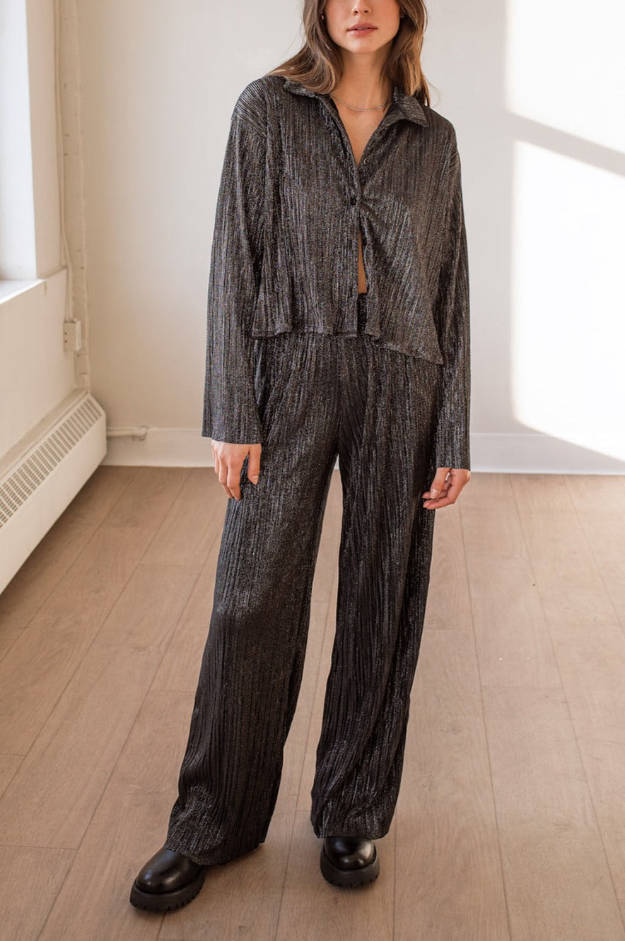 Dailystory Medrina Black Pleated Cropped Blouse | La petite garçonne on model