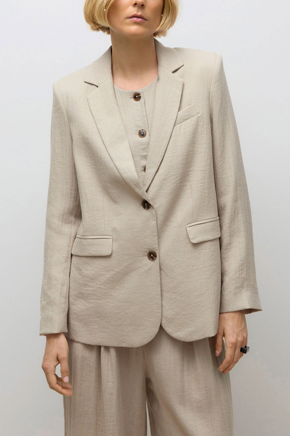 Norak Textured Beige Blazer | La petite garçonne front model