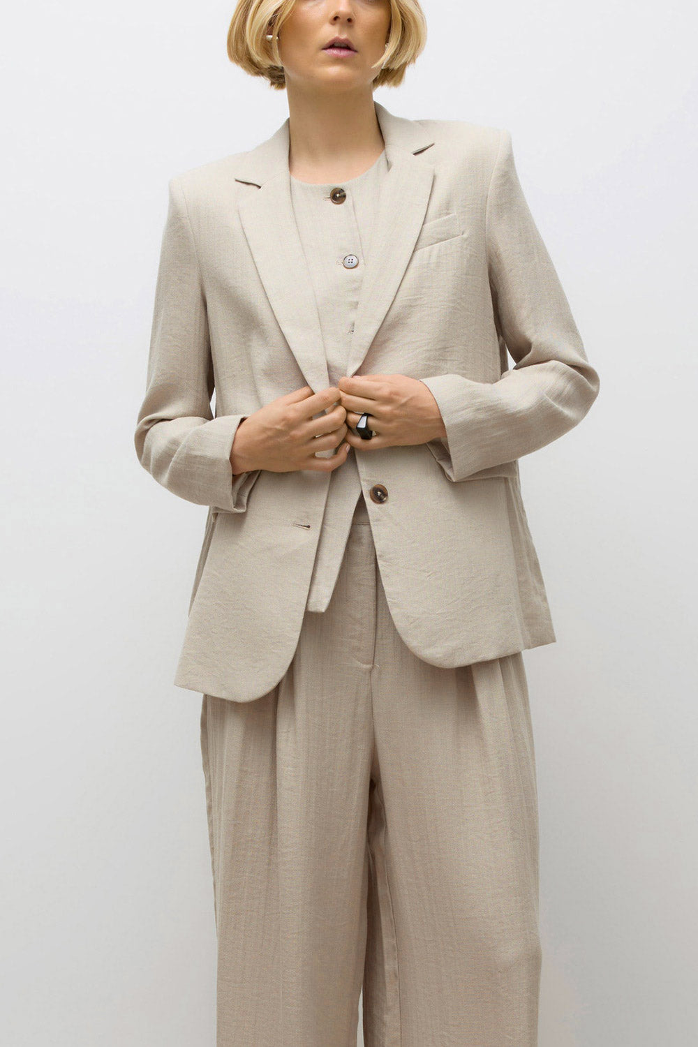 Norak Textured Beige Blazer | La petite garçonne model view