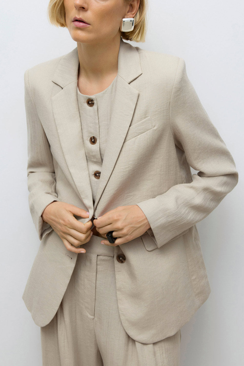 Norak Textured Beige Blazer | La petite garçonne model