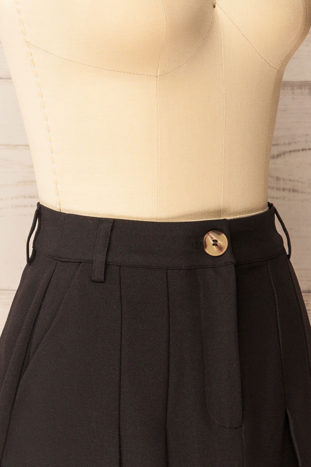 Norco Short Black Pleated Cargo Skirt | La petite garçonne side