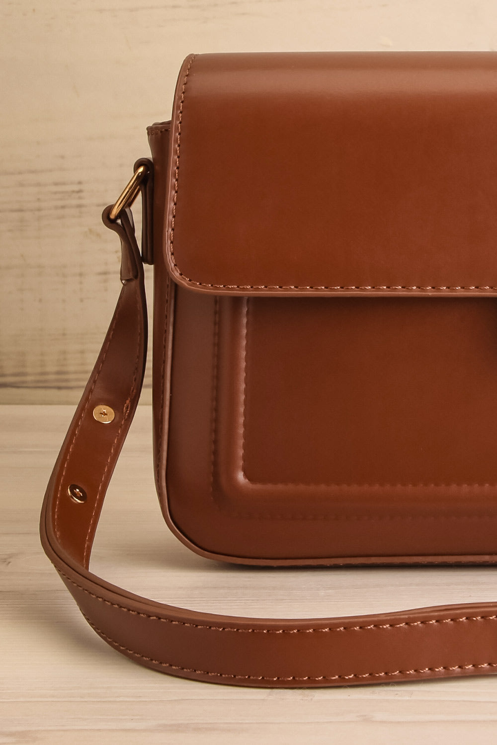 Opinion Brown Hand Bag with Adjustable Strap | La petite garçonne close-up strap