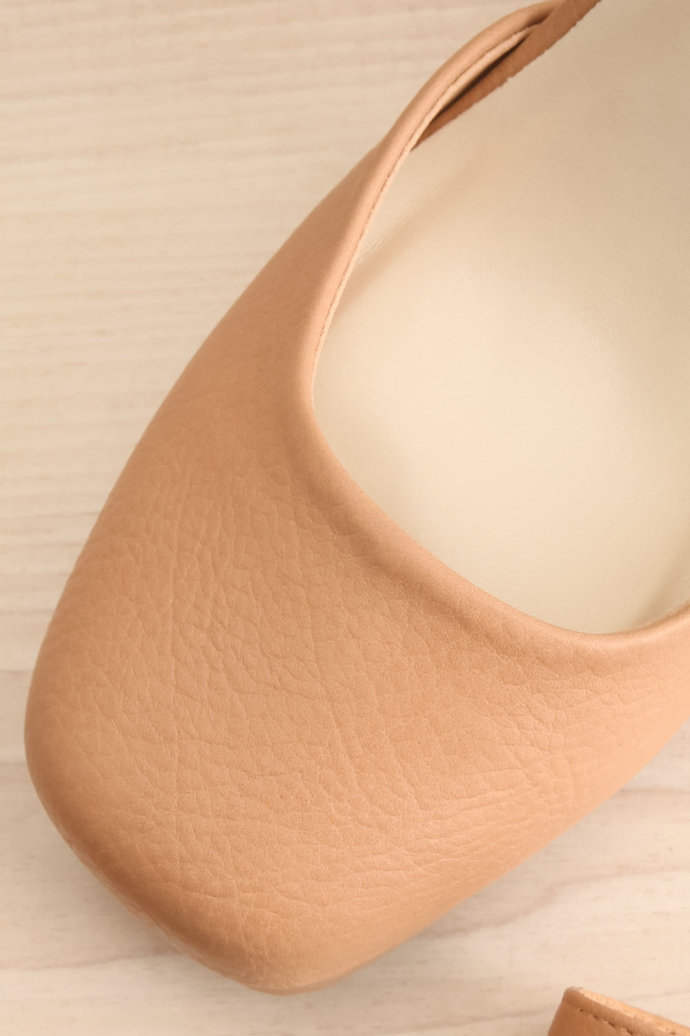 Oslaux Beige High-Heeled Platform Shoes | La petite garçonne flat close-up