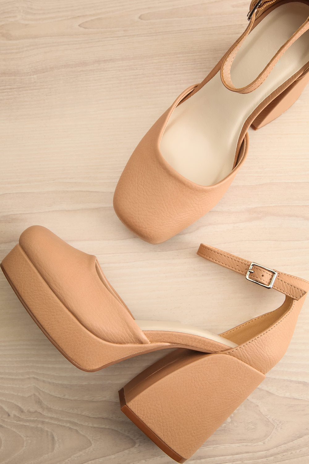 Oslaux Beige High-Heeled Platform Shoes La petite garçonne