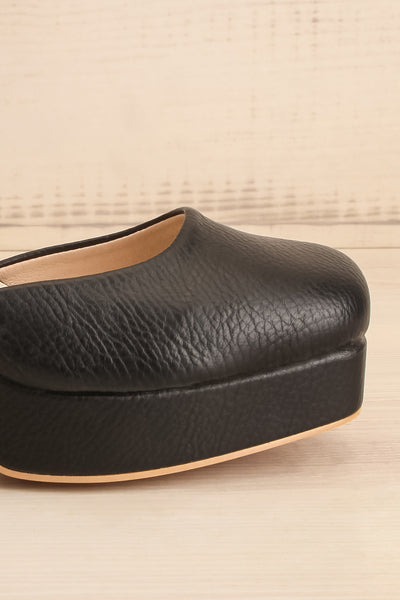 Oslaux Black High-Heeled Platform Shoes | La petite garçonne front close-up