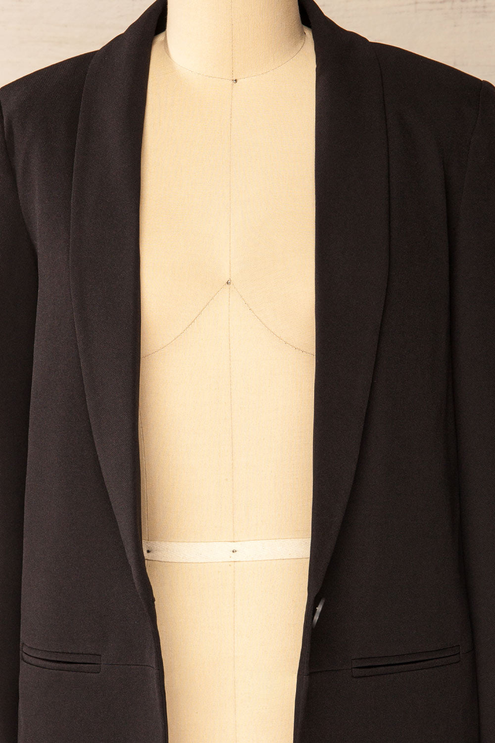 Palikir Single Lapel Black Blazer | La petite garçonne open close-up