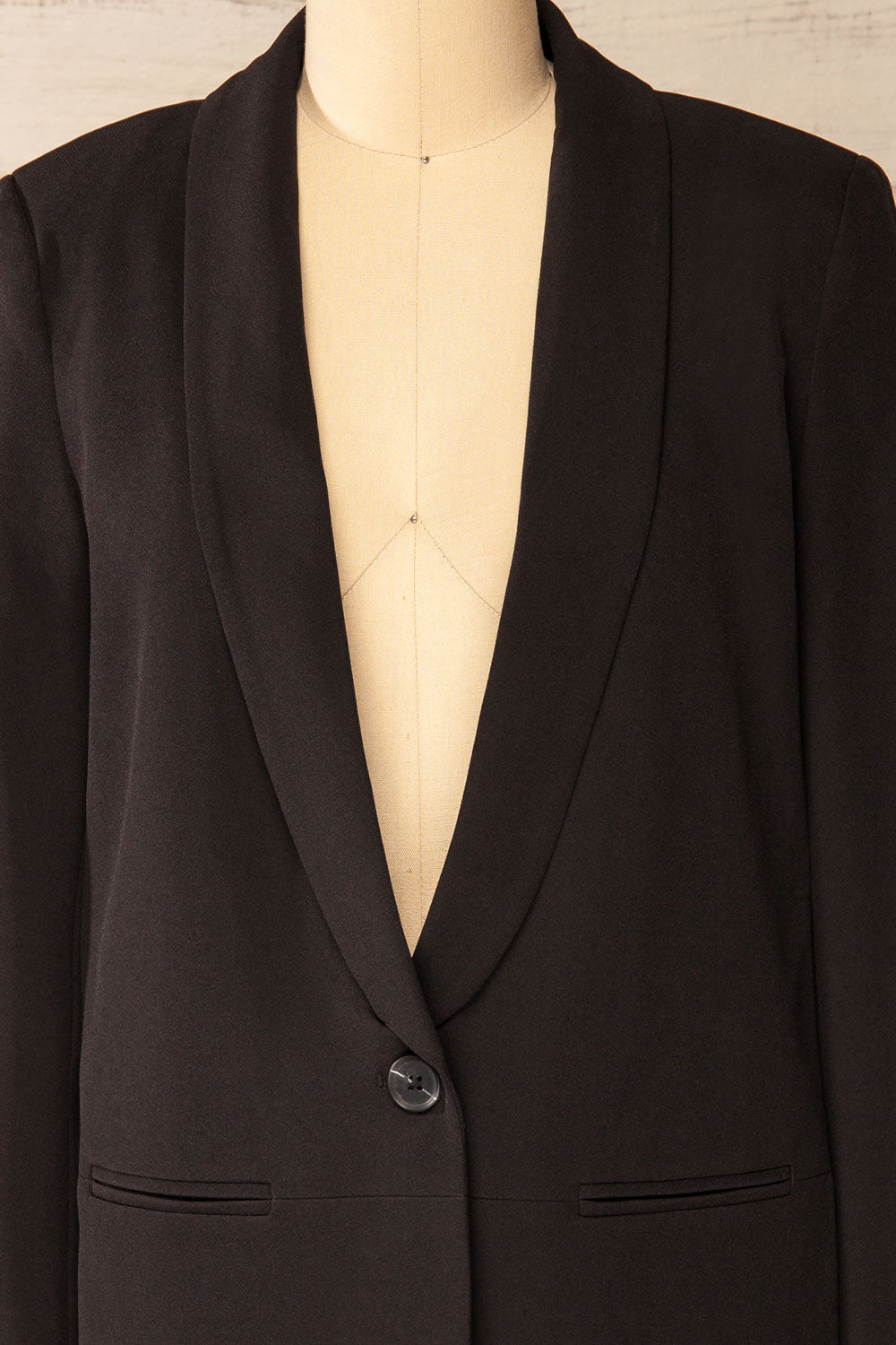 Palikir Single Lapel Black Blazer | La petite garçonne front close-up