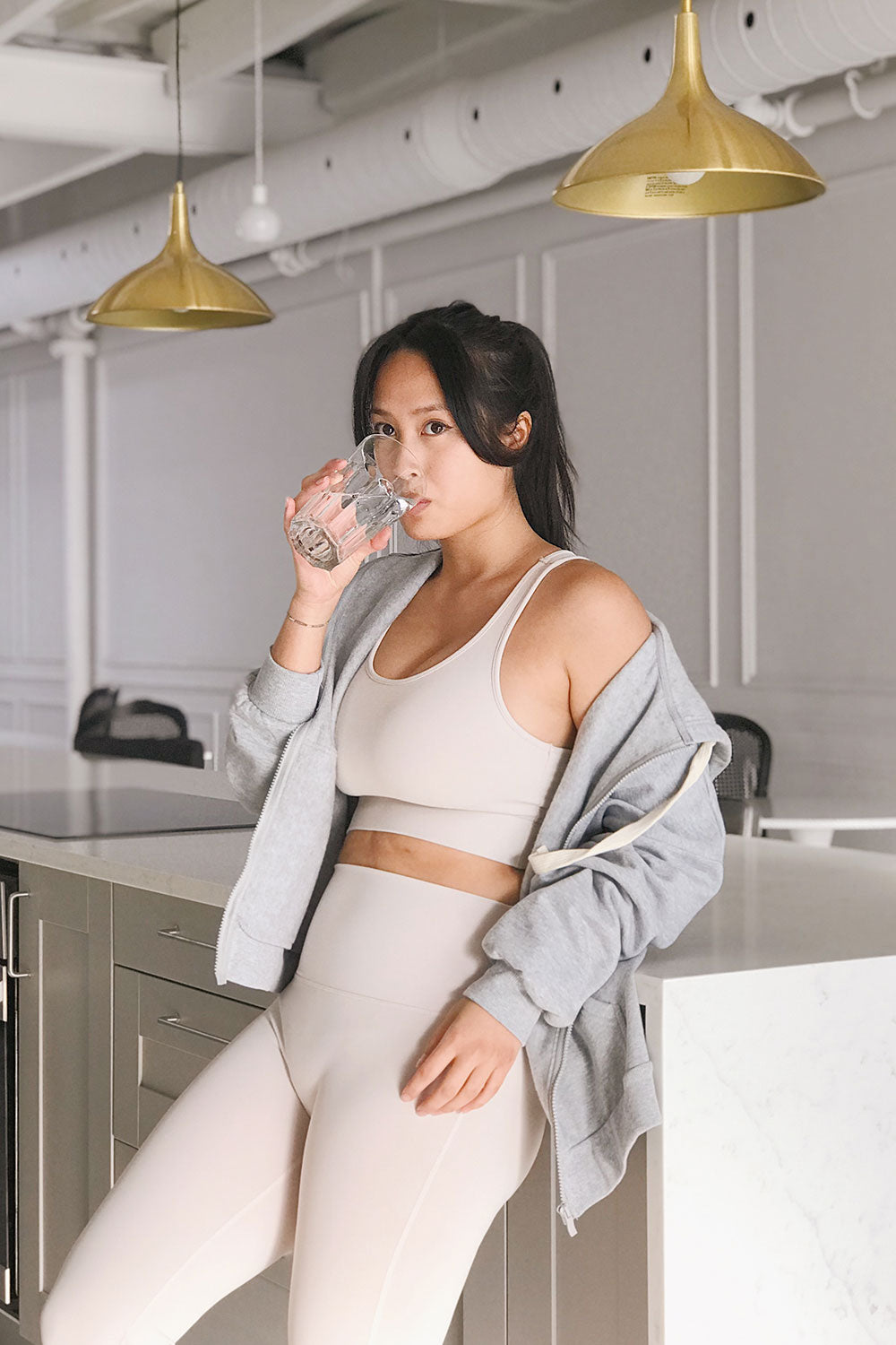 Set Mida Caramel Sports Bra & Leggings Set | La petite garçonne model