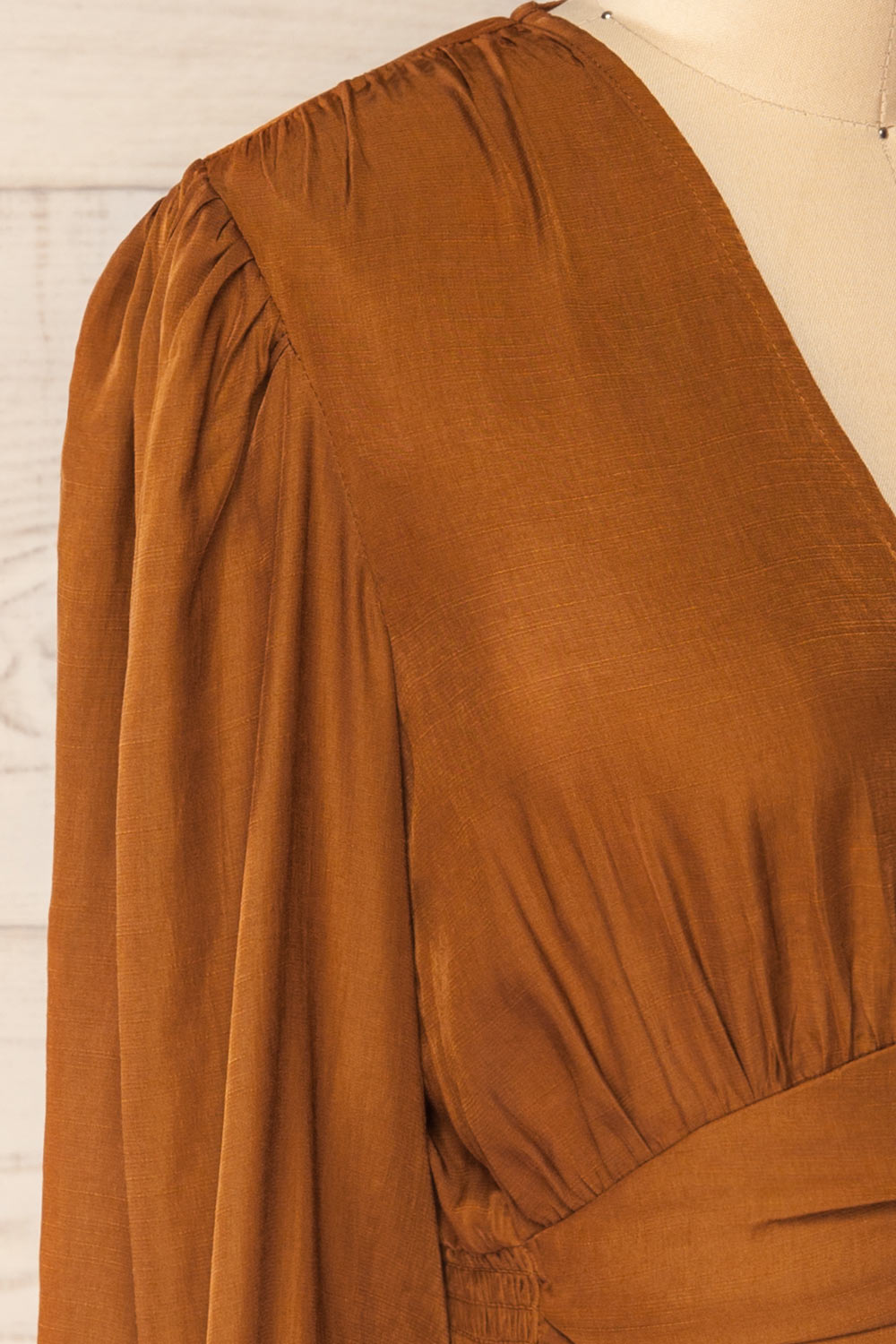 Praia Cropped Brown Blouse | La petite garçonne side close-up