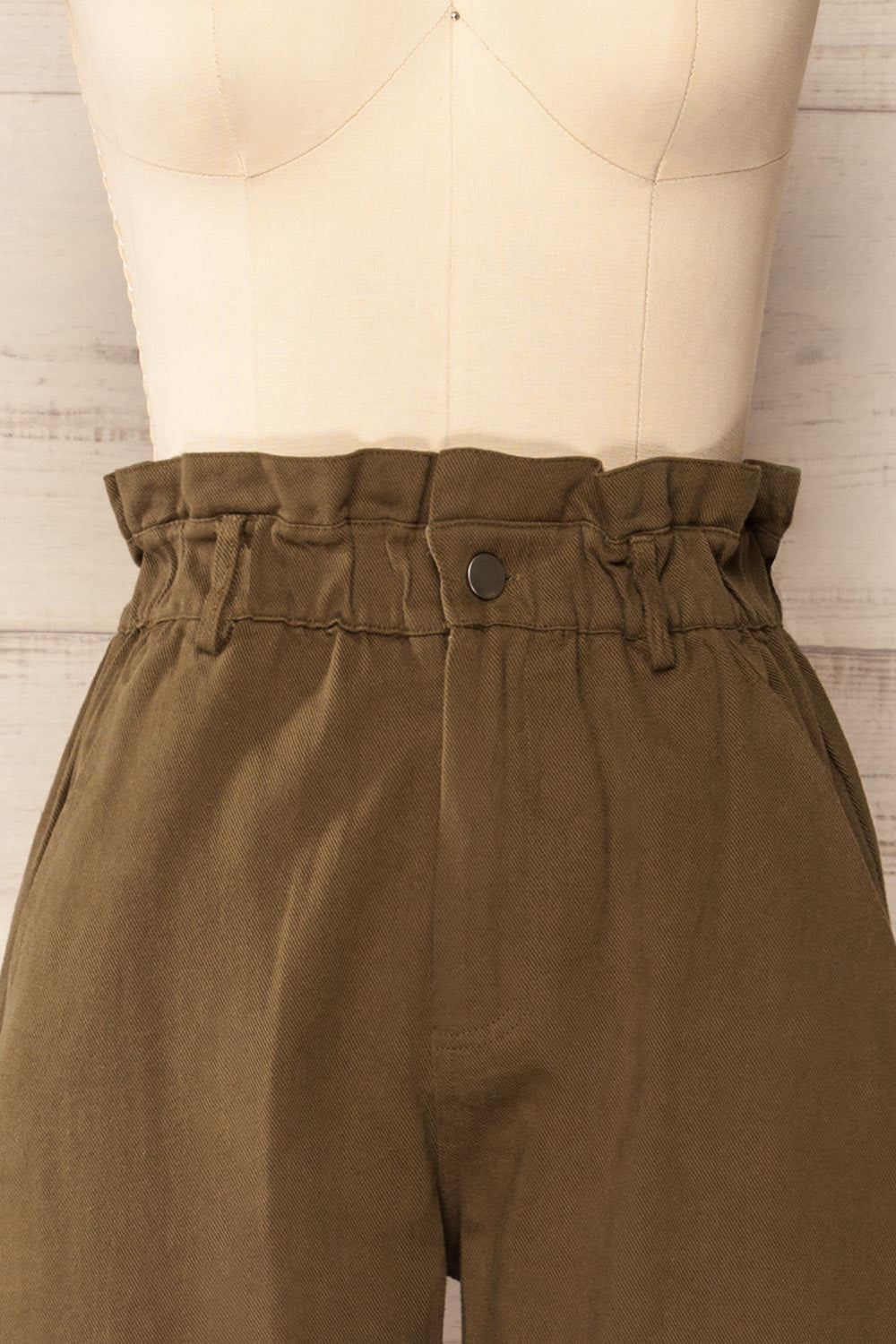 Provost Khaki Pants w/ Elastic Waist | La petite garçonne front close-up
