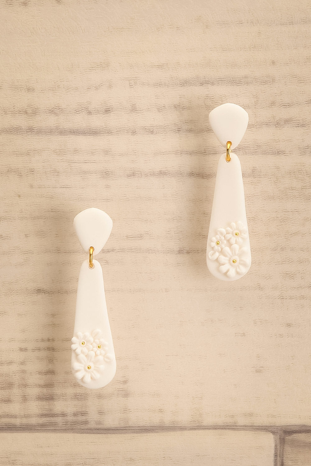 Pumdi White | Pendant Earrings with Flowers