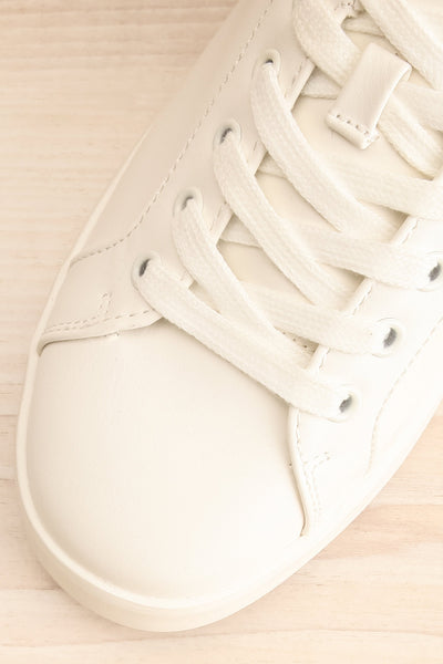 Pyree White Sneakers w/ Gold Detail | La petite garçonne flat close-up